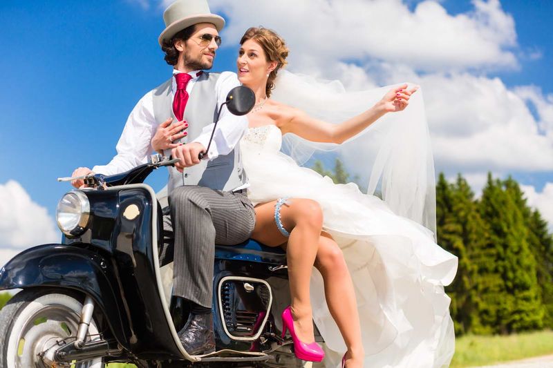 Motorrad Motorroller mit Brautpaar